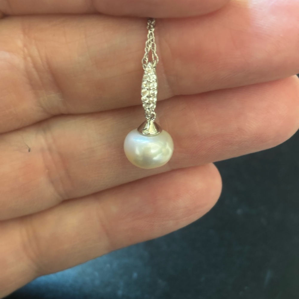 Elegant Silver .925  Pearl Pendant Necklace 18 inches
